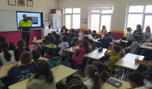 İlkokul öğrencilerine trafik eğitimi