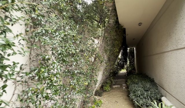 İstinat duvarı evin üzerine çöktü