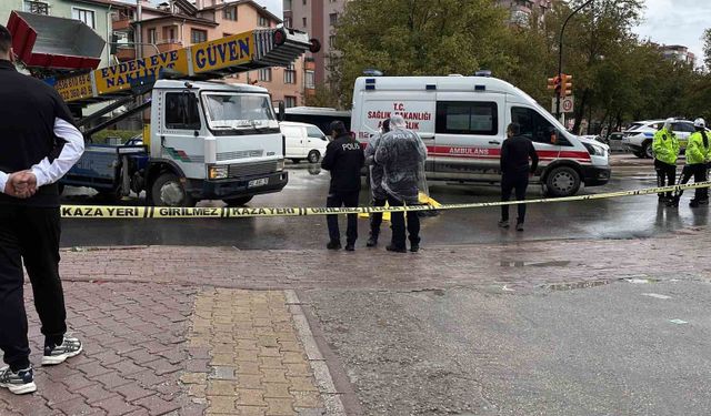Kamyonun çarptığı kadın öldü