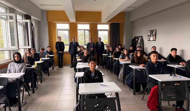Kaymakam Uzan öğrencilerle bir arada