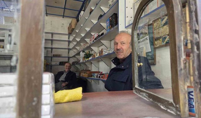Mahalle bakkalı zamana yenildi