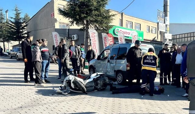 Otomobil ile motosiklet çarpıştı: 1'i ağır 2 yaralı