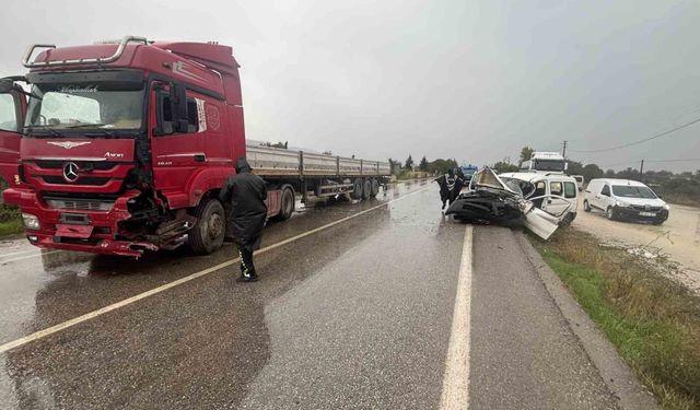 Tır ile kamyonet çarpıştı: 1 ölü 1 yaralı