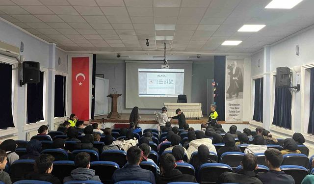 Trafik kurallarıyla ilgili öğrencilere hayati uyarılar