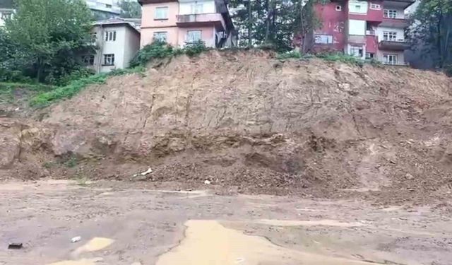 Yağışın ardından istinat duvarı çöktü
