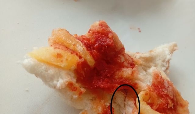 Yediği ekmeğin içinden çatal iğne çıktı