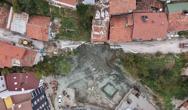 Yol çöktü, apartman boşaltıldı