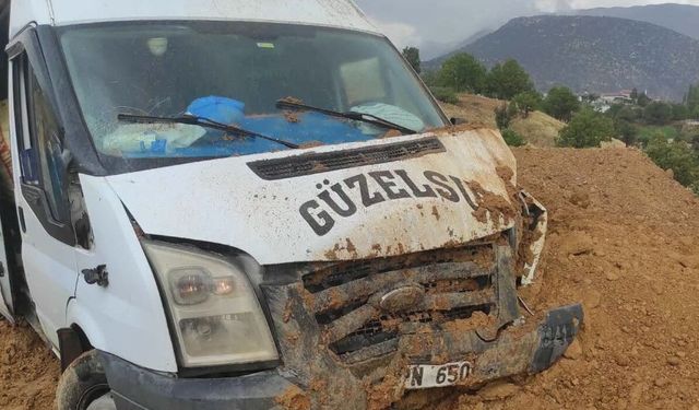 Yolcu minibüsü yoldan çıktı
