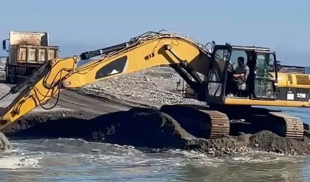 Liman içinde biriken hafriyat atıkları temizleniyor