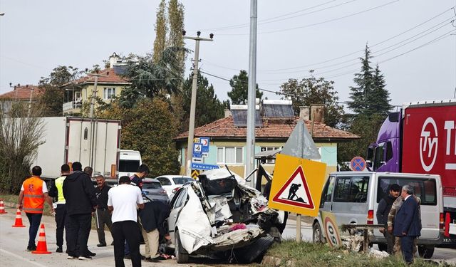 Beton mikseri ile otomobil çarpıştı