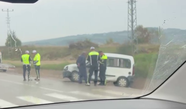 Sinop’ta hafif ticari araç ile otomobil çarpıştı