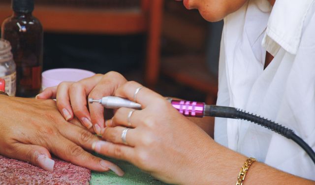 Manikür Nedir? Manikür Çeşitleri ve Doğru Tırnak Bakımı