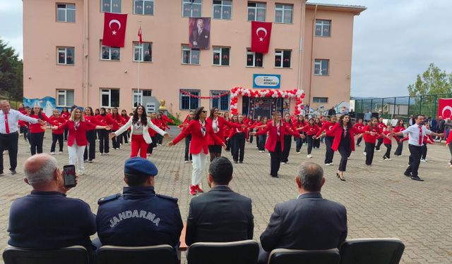 Sinop Kabalı Ortaokulu’nda Cumhuriyet coşkusu