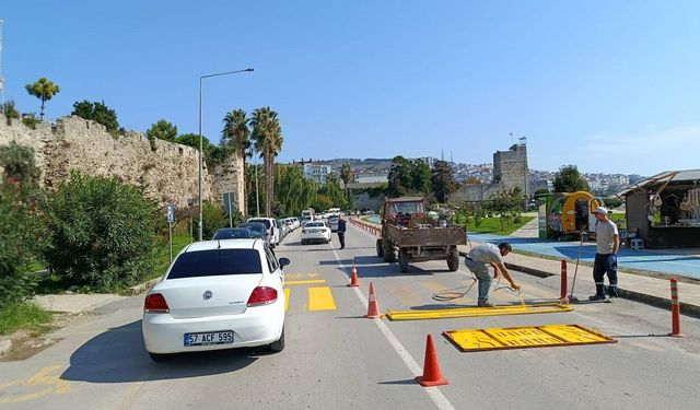 Sinop’ta yaya geçidi çalışması! Trafik kontrollü akıyor!