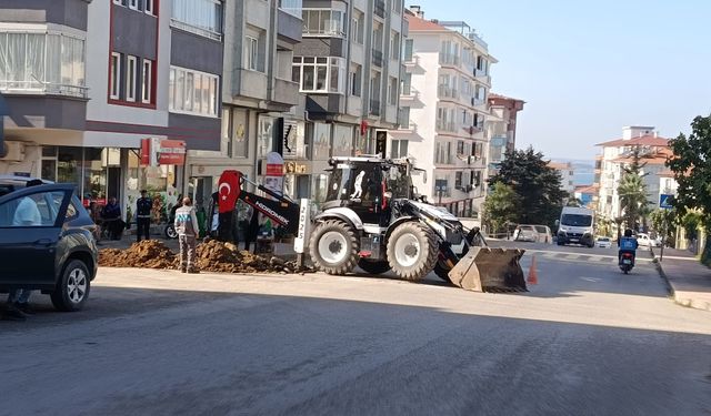 Sinop’ta altyapı mesaisi: Yol tek taraflı trafiğe kapatıldı