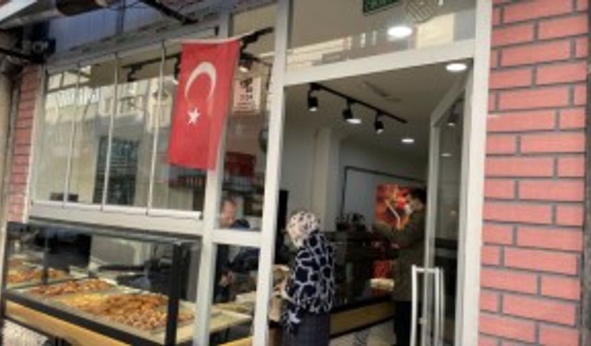 Camda asılı Türk bayrağını indirmek isteyen kadın gözaltına alındı