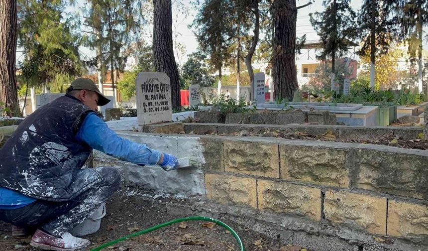 Anne ve ağabeyinin mezarının bulunduğu kabristanda gönüllü temizlik yapıyor