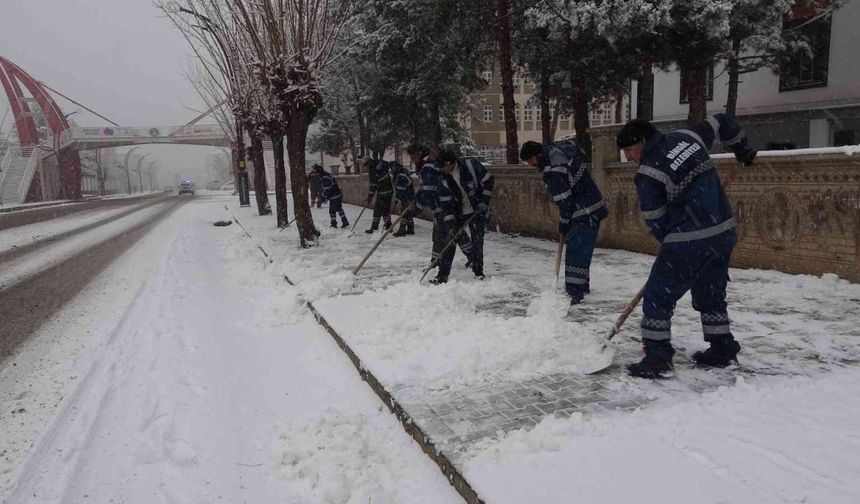 Bingöl’de kar yağdı, belediye ekiplerinin mesaisi de başladı