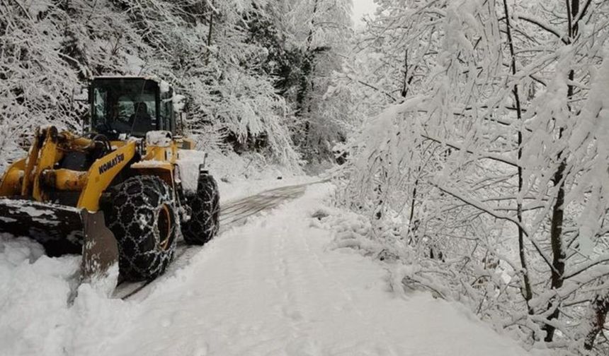 Düzce’de kar köy yollarını kapattı, ekipler harekete geçti
