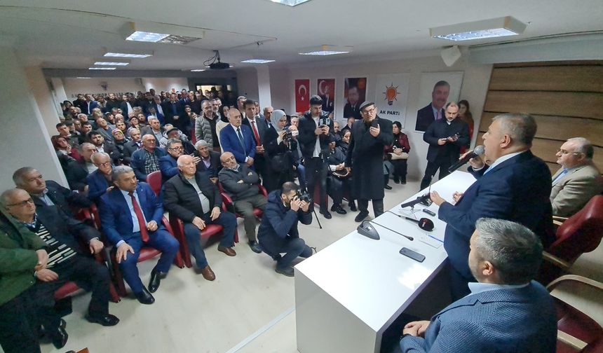 Dr. Nazım Maviş aday adaylık başvurusu sırasında kalabalığa hitap etti