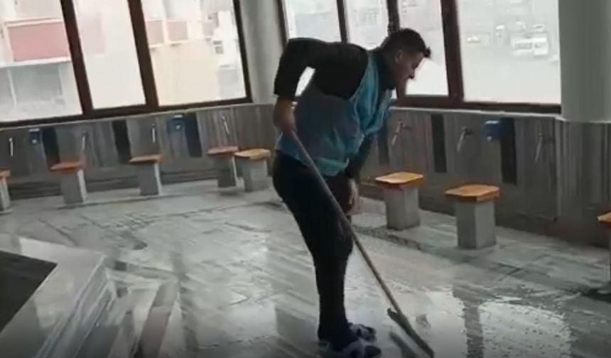 Muradiye Belediyesinden Ramazan öncesi cami temizliği