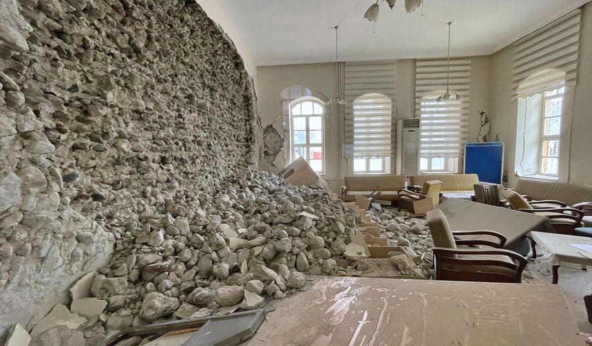 OSMANİYE - MHP Lideri Bahçeli'nin de öğrenim gördüğü tarihi ilkokul depremde zarar gördü