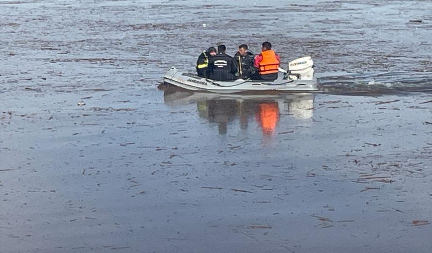 ŞANLIURFA - Tırıyla sele kapılan sürücüyü arama çalışmaları sürüyor - Tırın dorsesine ulaşıldı