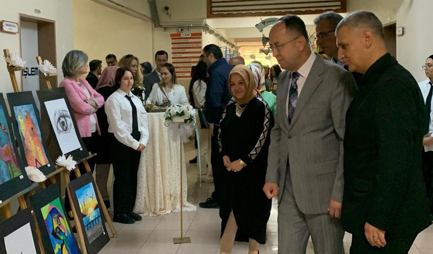 Geleceğin tasarımcıları eserlerini sergiledi