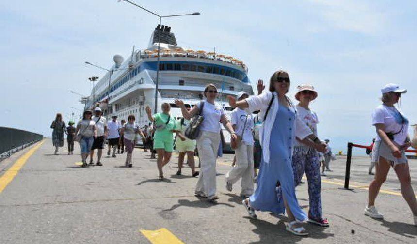 Dev turist gemisi Sinop limanından ayrıldı