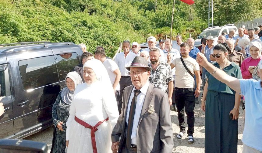 48 yıl önce yapamadıkları düğünü 72 yaşında yaptılar