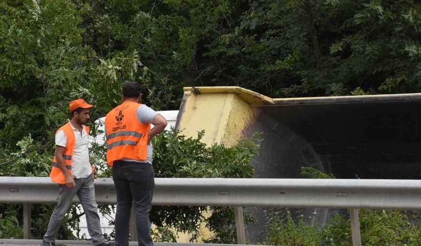 Sinop-Boyabat yolunda kamyon devrildi: 1 yaralı