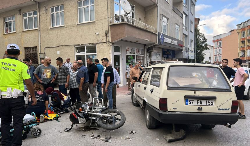 Otomobille çarpışan motosikletteki 2 kişi yaralandı