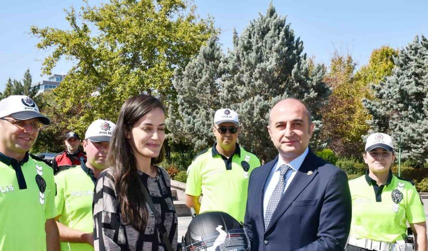 İçişleri Bakanlığının projesi motosiklet sürücülerine tanıtıldı, kask ve yelek hediye edildi