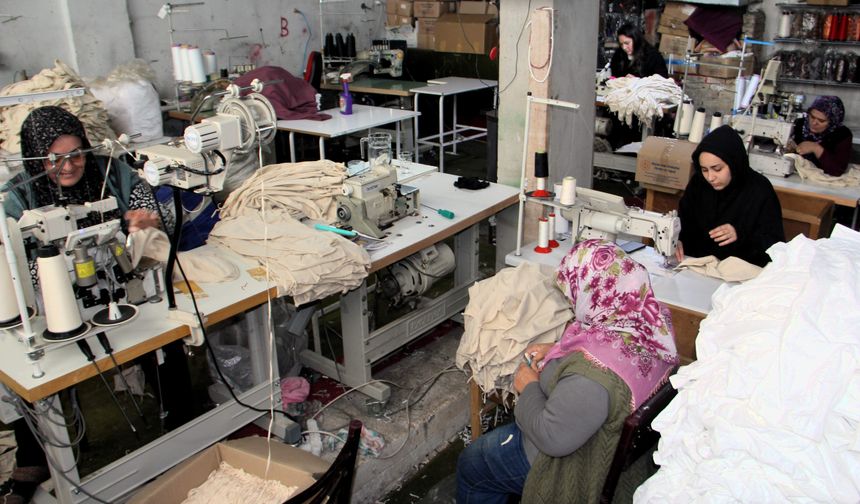 İstanbul'dan köye taşıdıkları atölyede kadınlara da iş imkanı sağlıyorlar