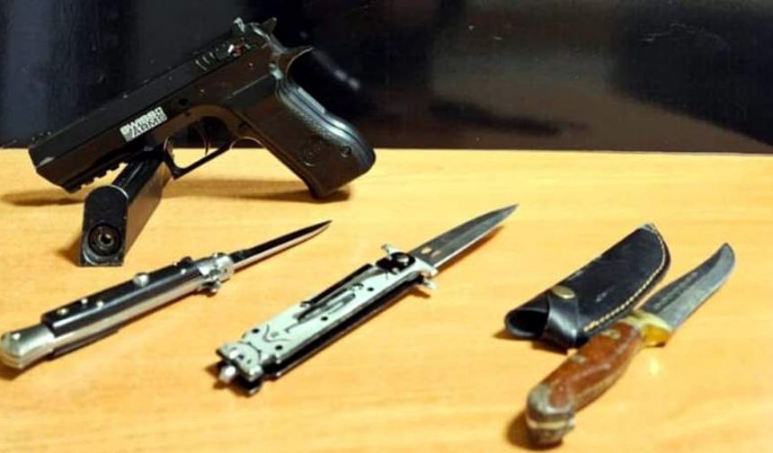 Şüpheli şahısların üzerinden tabanca ve bıçak çıktı