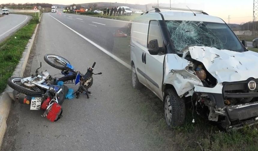 Hafif ticari araç motosiklete çarptı: 1 ölü, 2 yaralı