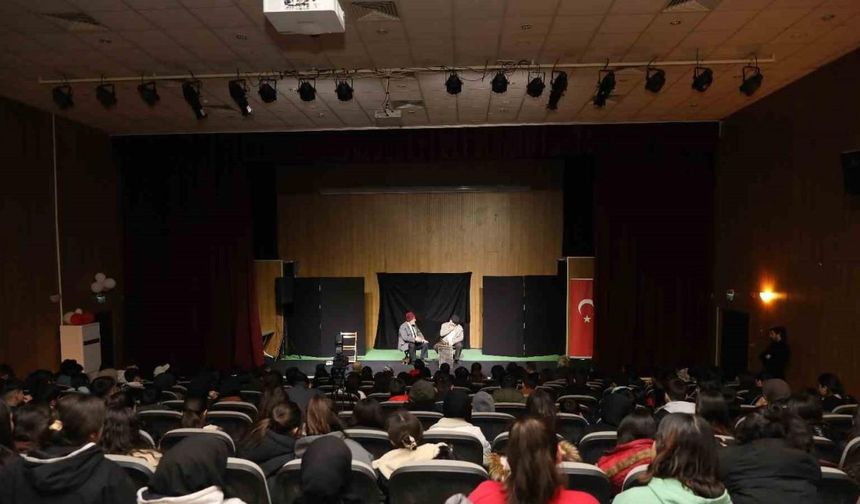 İpekyolu’nda “Nefes Mehmet Akif” tiyatro oyununa yoğun ilgi