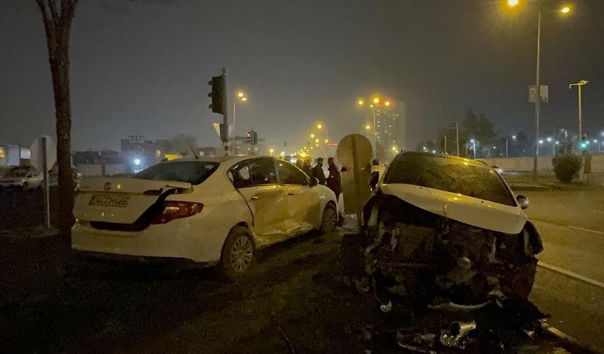 DİYARBAKIR - 2 otomobilin çarpışması sonucu anne ve çocuğu yaralandı