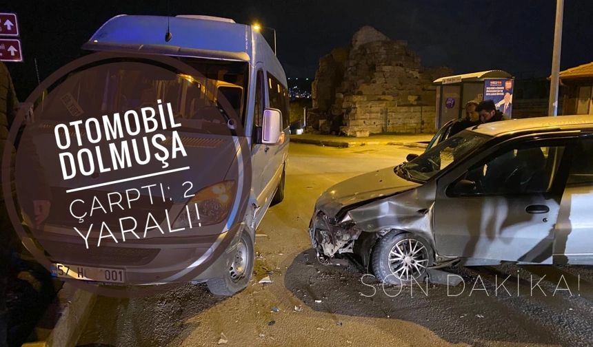 Sinop'ta otomobil dolmuşa çarptı: 2 yaralı