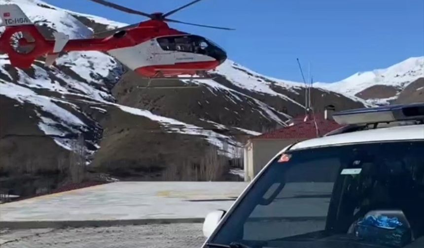 VAN - Bahçesaray'da düşmeye bağlı travma tehlikesi olan hasta ambulans helikopterle hastaneye sevk edildi