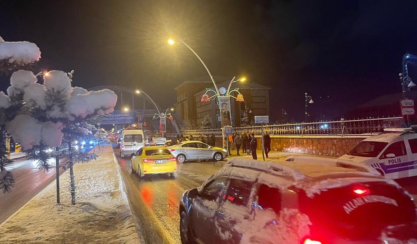 AĞRI - Kar yağışı sonrası 3 trafik kazasında 8 araçta hasar oluştu