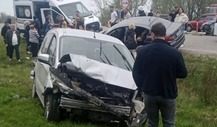 Sinop'ta 3 aracın karıştığı kazada 10 kişi yaralandı