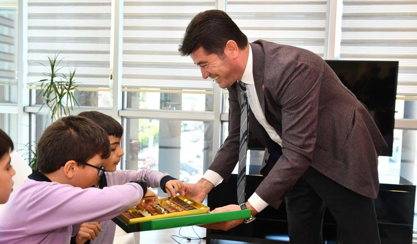 Ortahisar Belediye Başkanı Kaya, koltuğunu ilkokul öğrencisine devretti