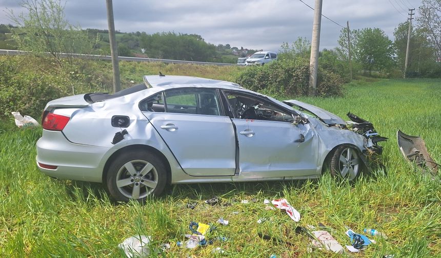 Samsun-Sinop yolunda tarlaya devrilen otomobildeki çift ağır yaralandı