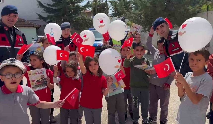 Amasya’da jandarmalar öğrencilere bayram sevinci yaşattı