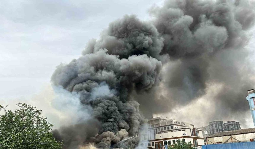 Esenyurt’ta fabrika yangını: Yaklaşık 2 saatlik çalışmayla kontrol altına alındı
