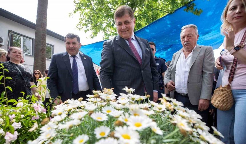 İzmir’in geleneksel festivaliyle Bayındır’da yine çiçekler açtı