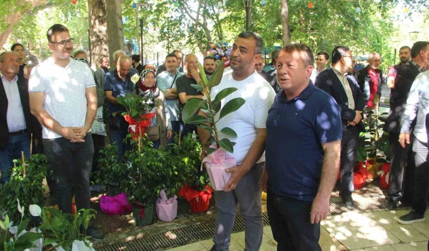 Mut’ta belediye başkanına gönderilen tebrik çiçekleri ihtiyaç sahiplerine yardıma dönüştü