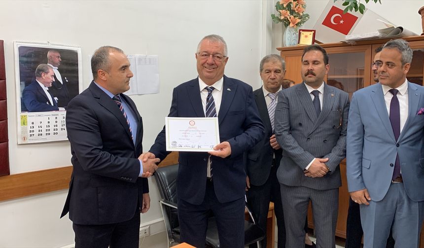 BALIKESİR - Edremit Belediye Başkanı Mehmet Ertaş mazbatasını aldı