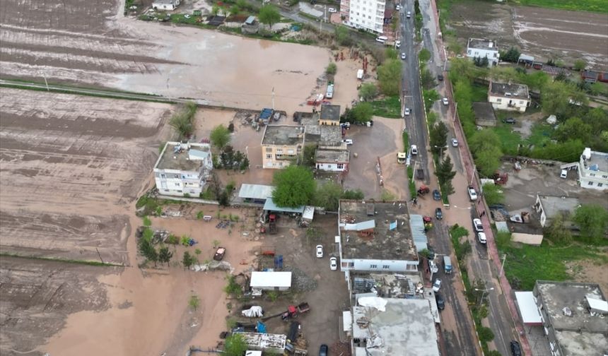 DİYARBAKIR - Bismil'de sağanak ve dolu su baskınlarına neden oldu